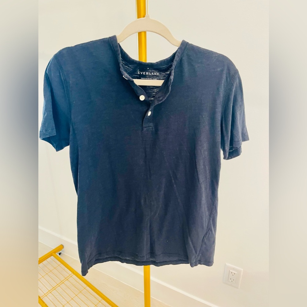 Everlane men’s Henley, 3 button casual.